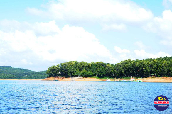 Nước hồ xanh màu ngọc bích - Ảnh: LÊ TRUNG